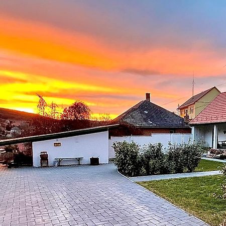 Ladislaus Schnaps-Haus Falusi Vendeghaz Csolnok Exteriér fotografie