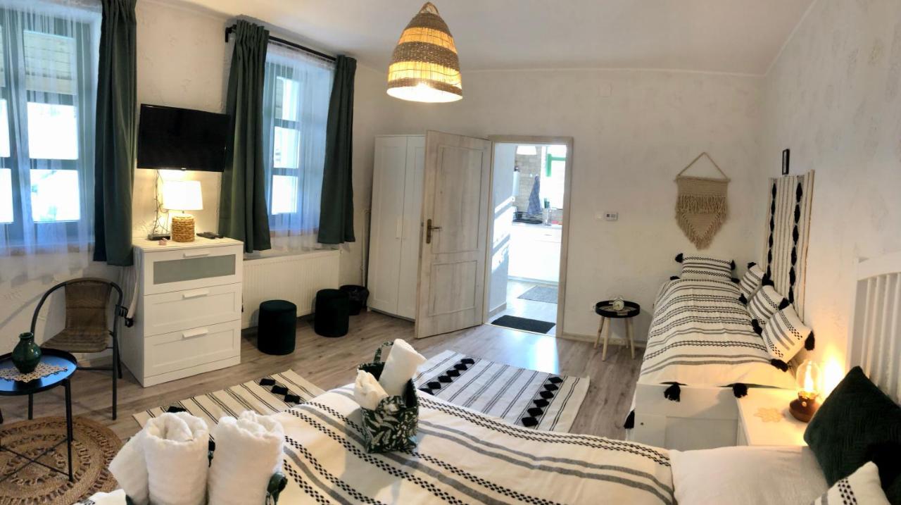 Ladislaus Schnaps-Haus Falusi Vendeghaz Csolnok Exteriér fotografie
