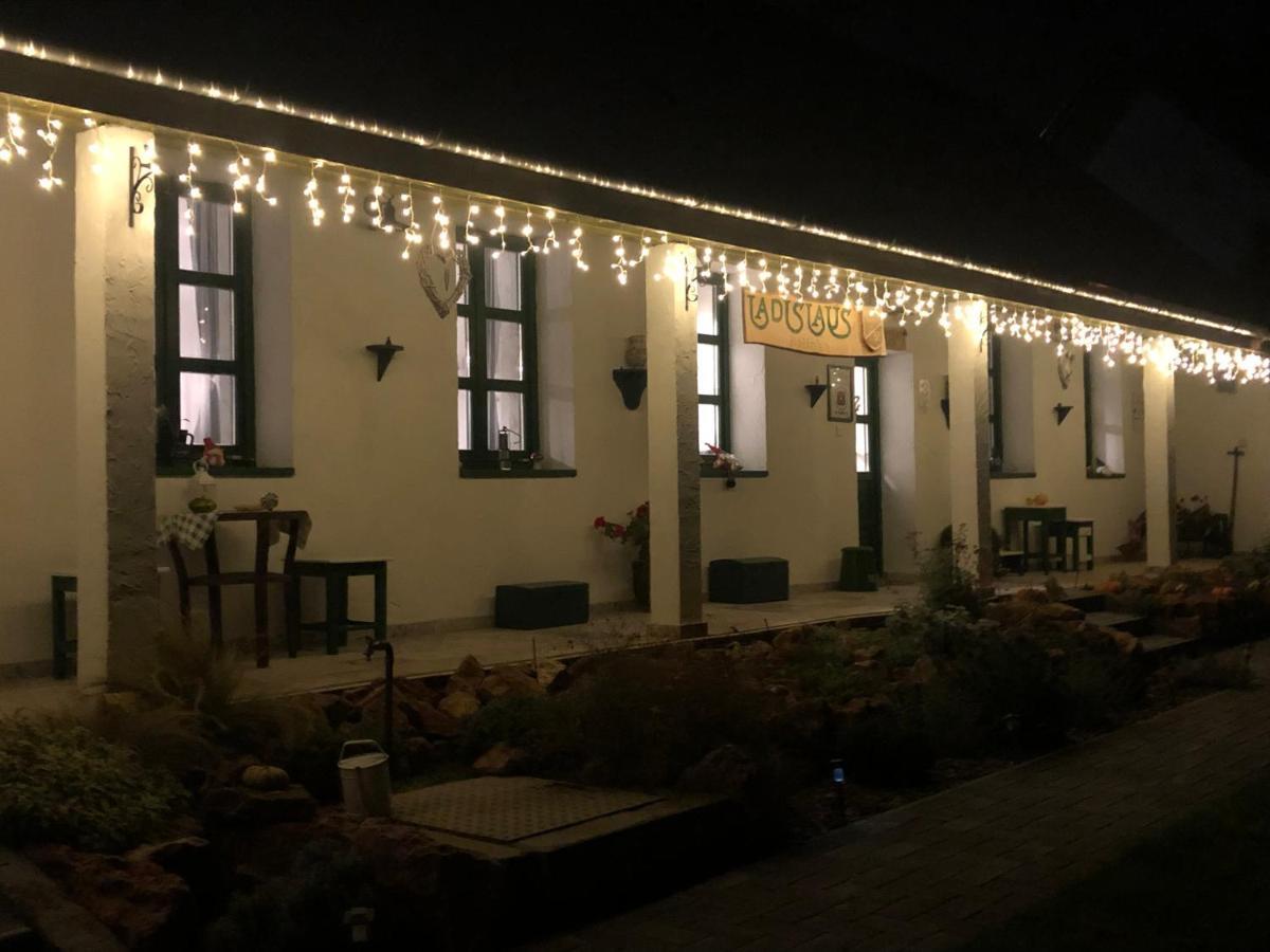 Ladislaus Schnaps-Haus Falusi Vendeghaz Csolnok Exteriér fotografie
